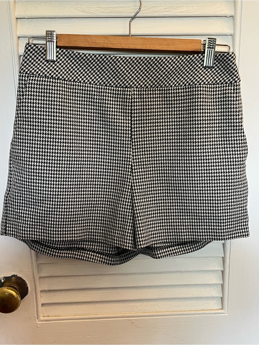 Express Women's Houndstooth Shorts Black White Size 6 Flat Front Pockets Casual